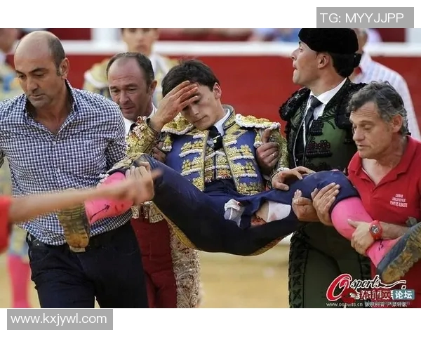 足球球星受伤后冰敷恢复训练的关键作用与科学原理解析